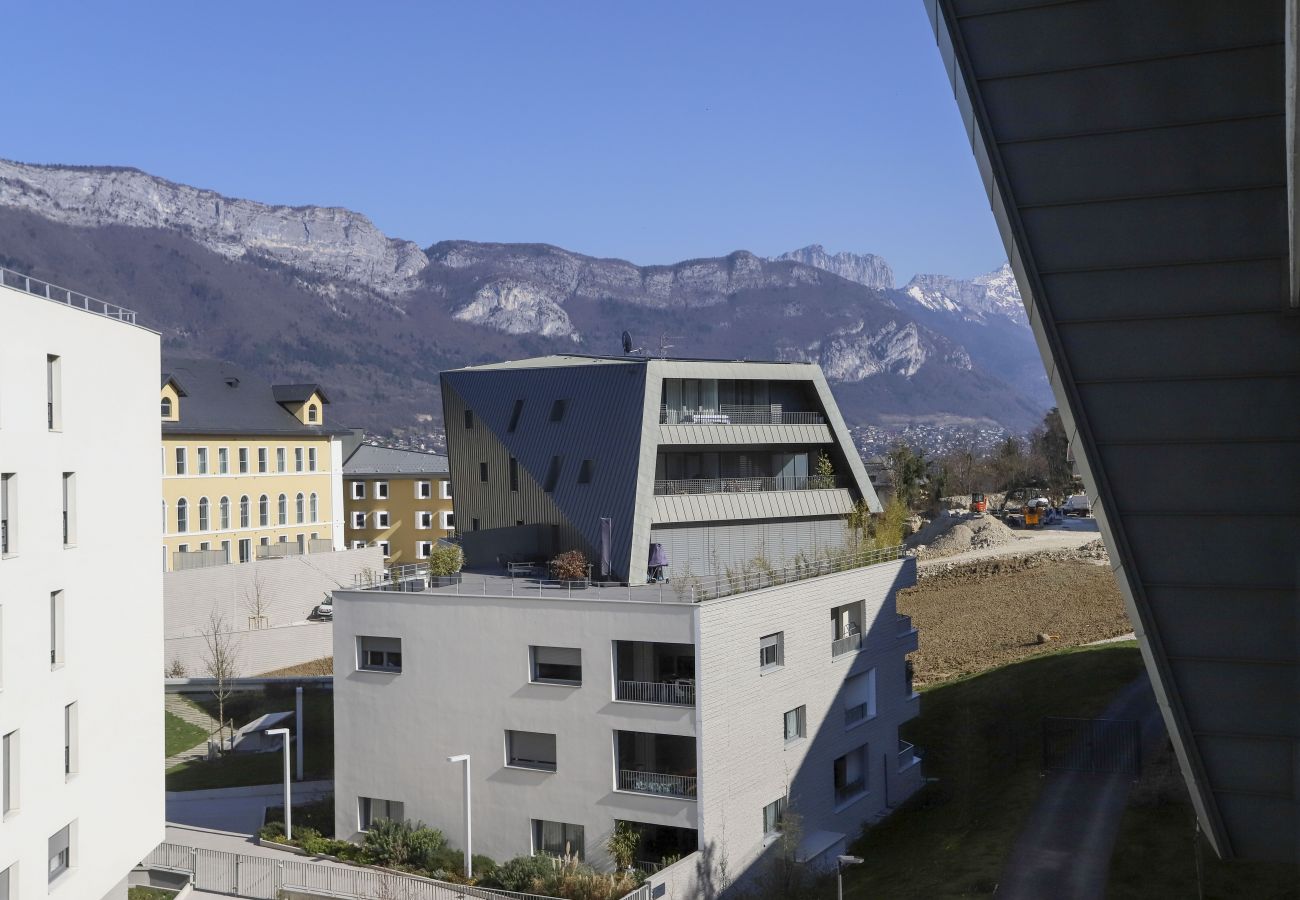 Apartment in Annecy - La Plume appartement avec parking et vue lac