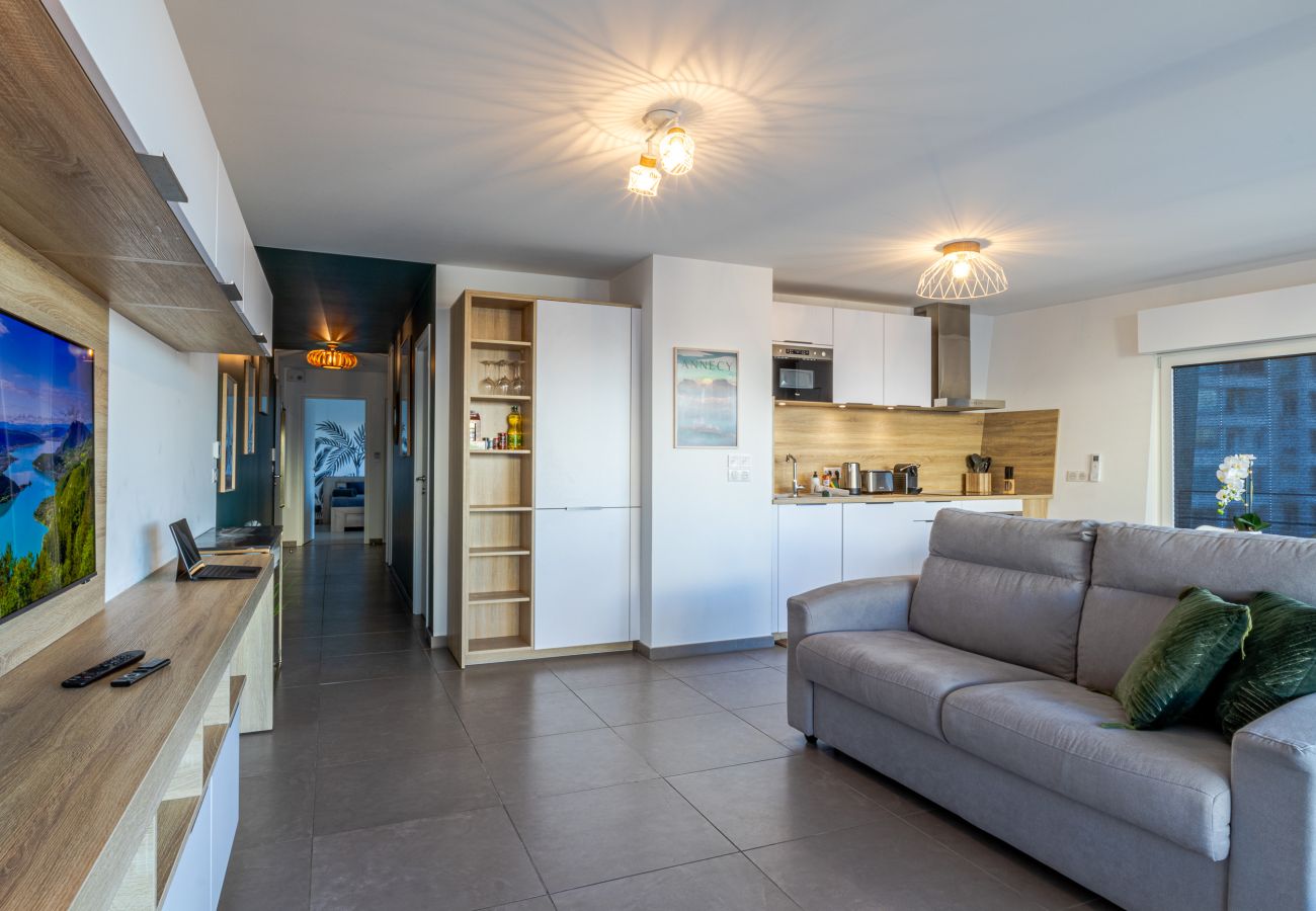 Apartment in Annecy - La Plume appartement avec parking et vue lac