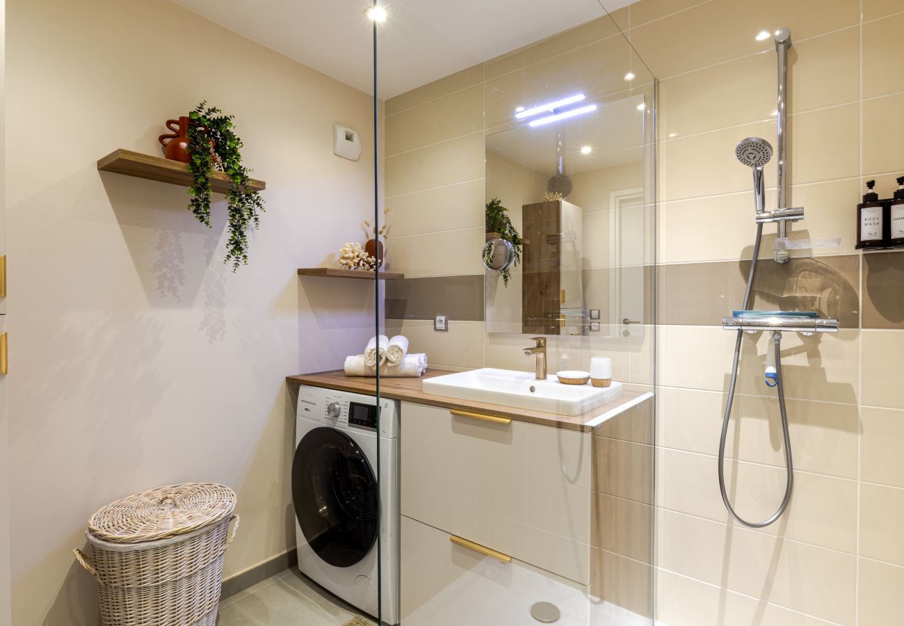Apartment in Saint-Jorioz - Tournette, vue montagne & belle terrasse