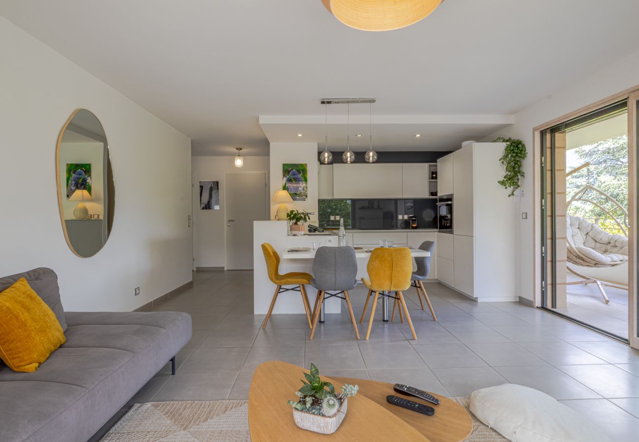 Apartment in Saint-Jorioz - Tournette, vue montagne & belle terrasse